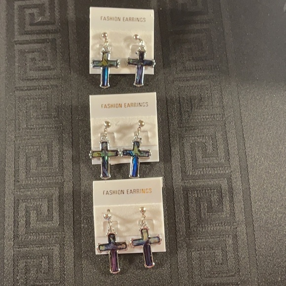 👋 3/$15 Cross Natural Shell 1” stud earrings NWT 🌈🟦 - Picture 5 of 7